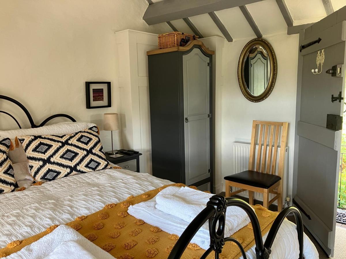 コーウェン Hares Hideaway At Coed Moelfa Bed & Breakfast エクステリア 写真