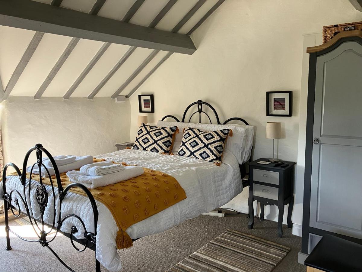 コーウェン Hares Hideaway At Coed Moelfa Bed & Breakfast エクステリア 写真