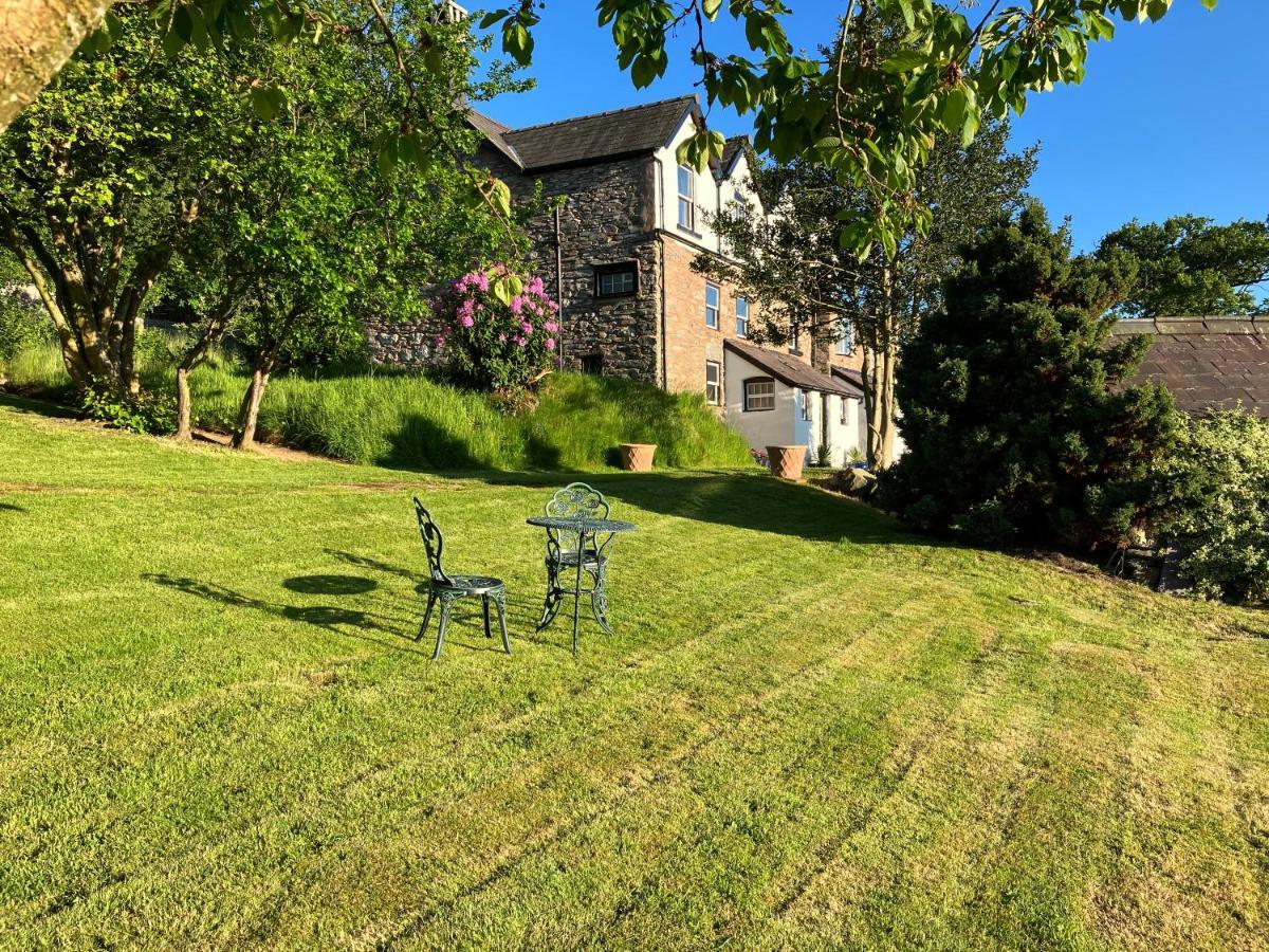 コーウェン Hares Hideaway At Coed Moelfa Bed & Breakfast エクステリア 写真