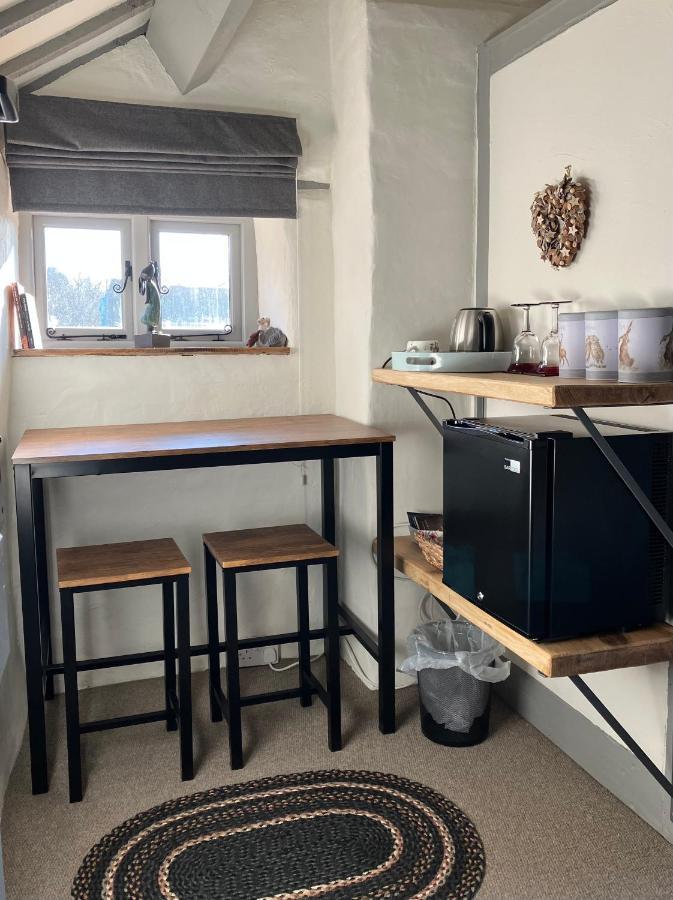 コーウェン Hares Hideaway At Coed Moelfa Bed & Breakfast エクステリア 写真